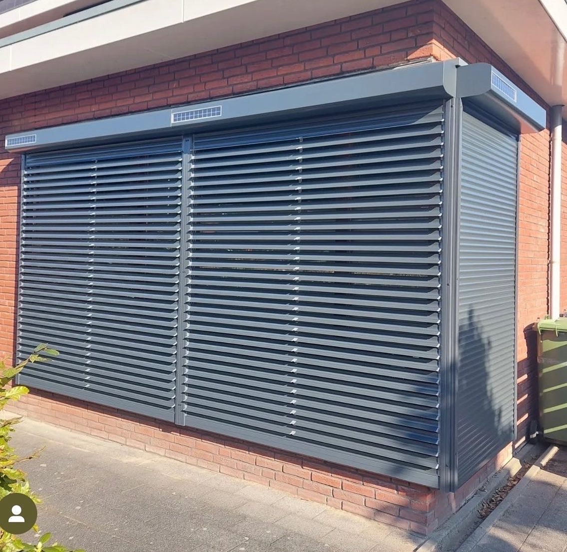 Rolluik met kantelbare lamellen